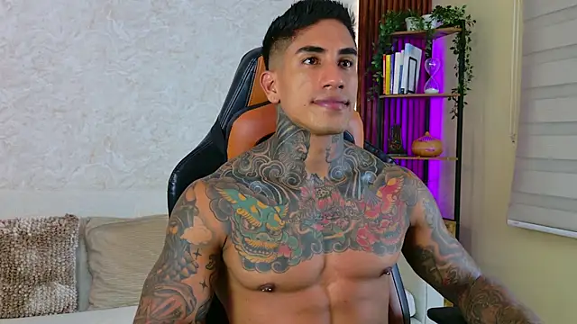 Snapshot of AdanReilly chatting on 09.30.25 AdanReilly online show from 09.30.25