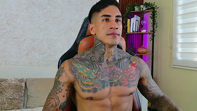 Snapshot of AdanReilly chatting on 10.23.25 AdanReilly online show from 10.23.25