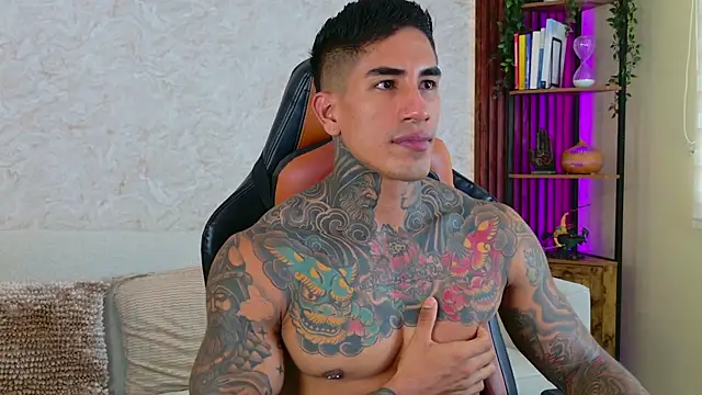 Snapshot of AdanReilly chatting on 11.18.25 AdanReilly online show from 11.18.25