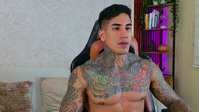 Snapshot of AdanReilly chatting on 11.20.25 AdanReilly online show from 11.20.25