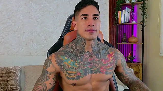 Snapshot of AdanReilly chatting on 11.21.25 AdanReilly online show from 11.21.25