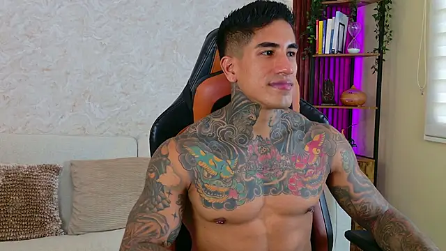 Snapshot of AdanReilly chatting on 11.24.25 AdanReilly online show from 11.24.25