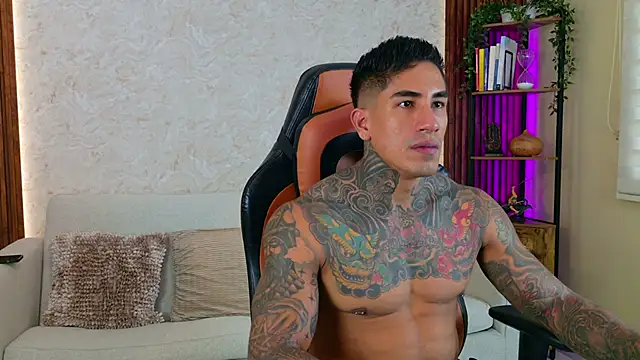 Snapshot of AdanReilly chatting on 11.28.25 AdanReilly online show from 11.28.25