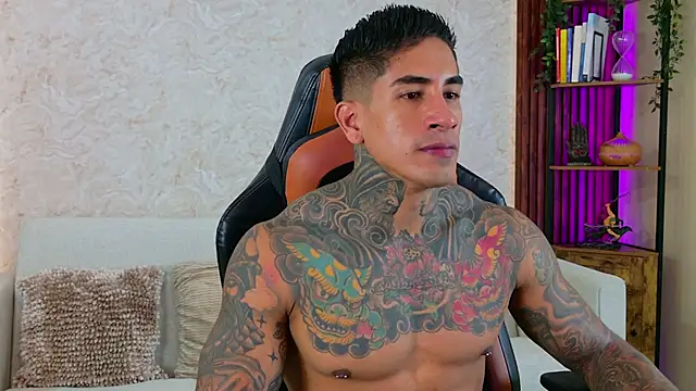 Snapshot of AdanReilly chatting on 12.01.25 AdanReilly online show from 12.01.25