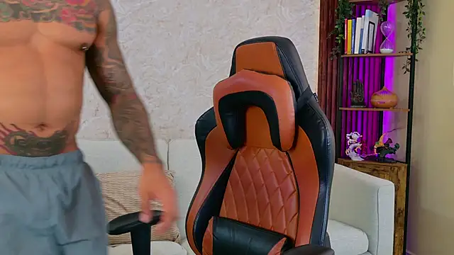 Snapshot of AdanReilly chatting on 12.03.25 AdanReilly online show from 12.03.25