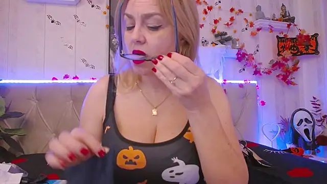 Snapshot of LadyJeen chatting on 11.01.25 LadyJeen online show from 11.01.25