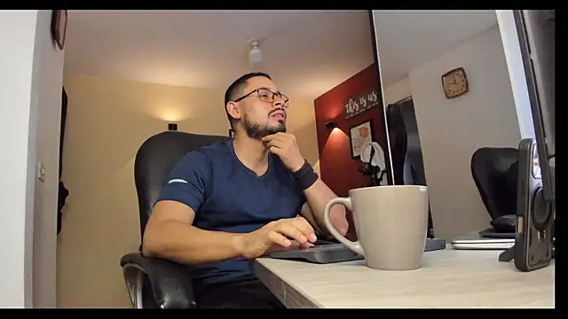 Snapshot of thesexlawyer1 chatting on 12.17.25 thesexlawyer1 online show from 12.17.25