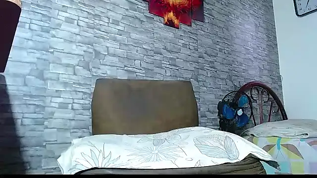 Snapshot of bulguehot chatting on 11.25.25 bulguehot online show from 11.25.25