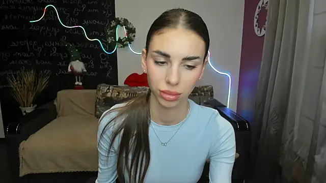 Snapshot of EmmyGreans chatting on 12.18.25 EmmyGreans online show from 12.18.25