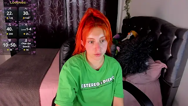 Snapshot of Violetaarey chatting on 04.15.26 Violetaarey online show from 04.15.26