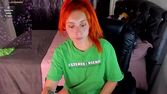 Snapshot of Violetaarey chatting on 04.15.26 Violetaarey online show from 04.15.26