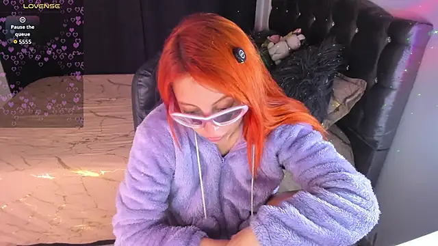 Snapshot of Violetaarey chatting on 04.21.26 Violetaarey online show from 04.21.26