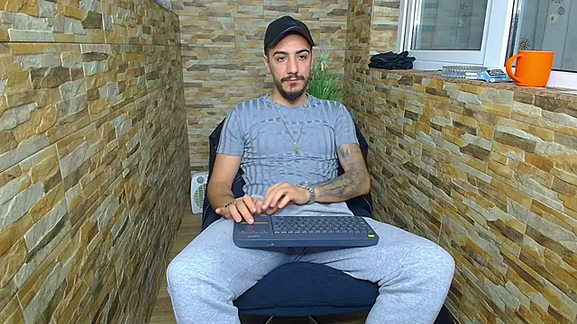 Snapshot of AndrewBanner chatting on 01.14.25 AndrewBanner online show from 01.14.25