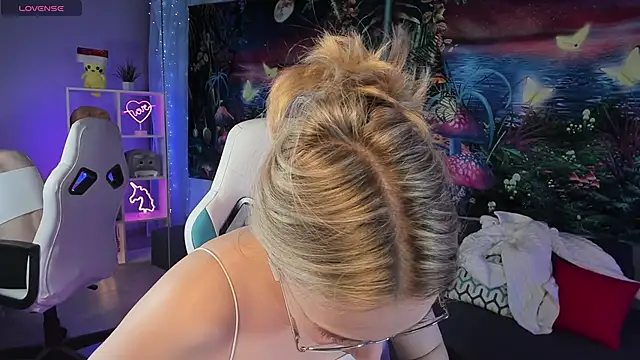 TiffanyBatson online show from 03.12.25