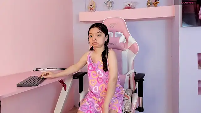 Snapshot of CharlotteMuller chatting on 10.23.25 CharlotteMuller online show from 10.23.25