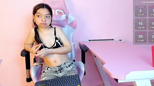 Snapshot of CharlotteMuller chatting on 10.25.25 CharlotteMuller online show from 10.25.25