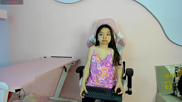 Snapshot of CharlotteMuller chatting on 11.21.25 CharlotteMuller online show from 11.21.25