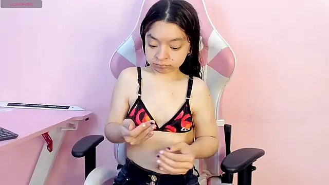 Snapshot of CharlotteMuller chatting on 11.25.25 CharlotteMuller online show from 11.25.25