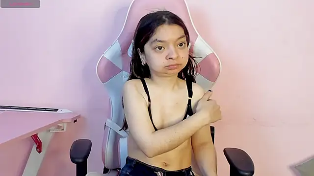 Snapshot of CharlotteMuller chatting on 11.26.25 CharlotteMuller online show from 11.26.25