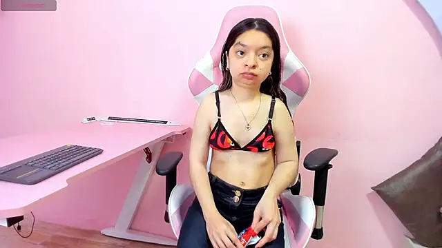 Snapshot of CharlotteMuller chatting on 12.04.25 CharlotteMuller online show from 12.04.25