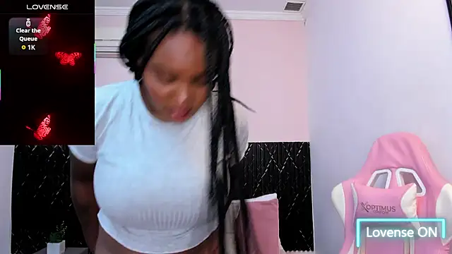 Snapshot of chanel_brunette chatting on 09.18.25 chanel brunette online show from 09.18.25