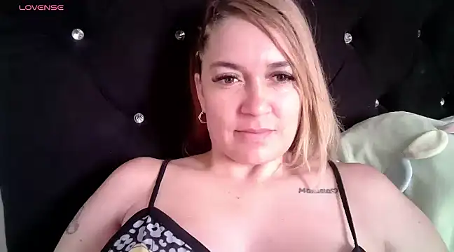 Izury Blondee online show from 01.11.25