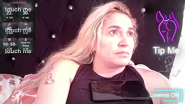 Izury Blondee online show from 11.04.25