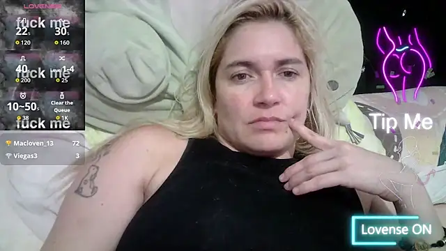 Izury Blondee online show from 11.10.25