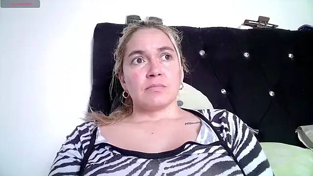 Izury Blondee online show from 11.17.25