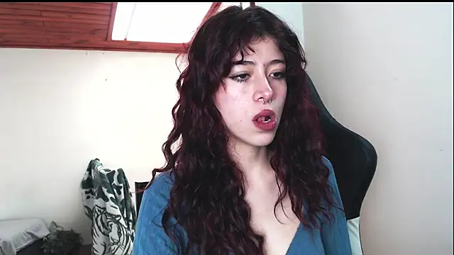 Snapshot of SuzzyyM chatting on 12.18.24 SuzzyyM online show from 12.18.24