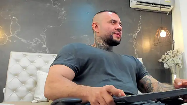 Snapshot of BruceDallas chatting on 12.02.24 BruceDallas online show from 12.02.24