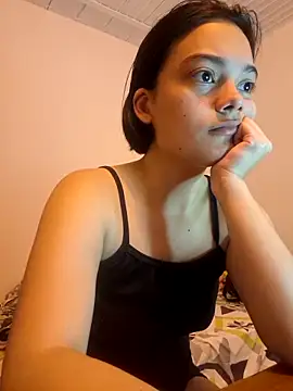 Snapshot of littlemelii chatting on 12.15.25 littlemelii online show from 12.15.25