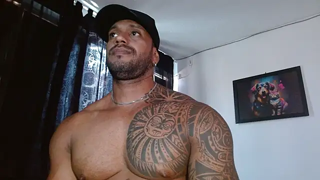 Snapshot of manolofitt chatting on 06.20.26 manolofitt online show from 06.20.26
