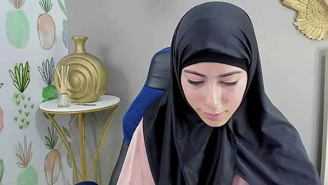 Snapshot of chaymae_nah_ chatting on 12.19.24 chaymae nah online show from 12.19.24