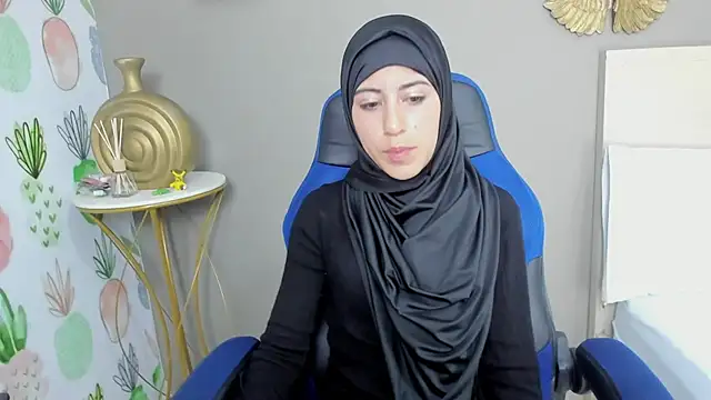 Snapshot of chaymae_nah_ chatting on 12.20.24 chaymae nah online show from 12.20.24