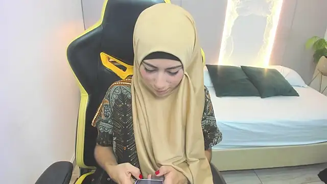 Snapshot of chaymae_nah_ chatting on 12.24.24 chaymae nah online show from 12.24.24