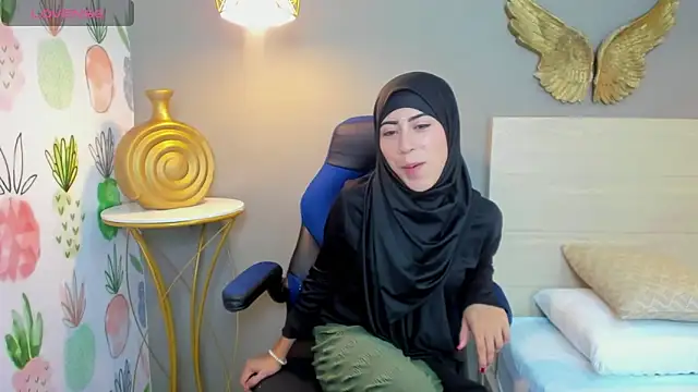 Snapshot of chaymae_nah_ chatting on 01.12.25 chaymae nah online show from 01.12.25