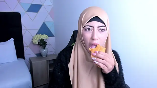 Snapshot of chaymae_nah_ chatting on 01.21.25 chaymae nah online show from 01.21.25