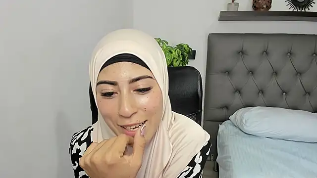 Snapshot of chaymae_nah_ chatting on 02.10.25 chaymae nah online show from 02.10.25