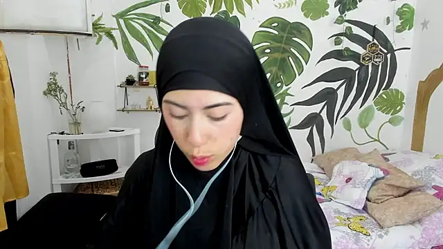 Snapshot of chaymae_nah_ chatting on 10.19.25 chaymae nah online show from 10.19.25