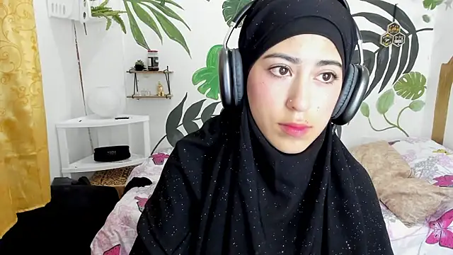 Snapshot of chaymae_nah_ chatting on 10.24.25 chaymae nah online show from 10.24.25