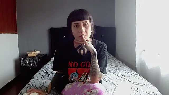 Snapshot of Emilia_1995 chatting on 06.18.26 Emilia 1995 online show from 06.18.26