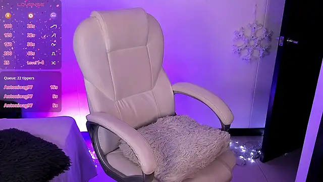 Snapshot of nyna_1 chatting on 02.22.25 nyna 1 online show from 02.22.25