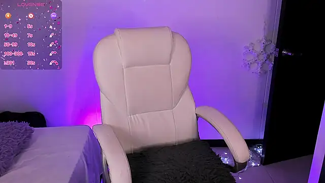 Snapshot of nyna_1 chatting on 02.28.25 nyna 1 online show from 02.28.25