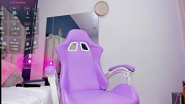 Snapshot of IsabellaBromsS chatting on 12.17.24 IsabellaBromsS online show from 12.17.24