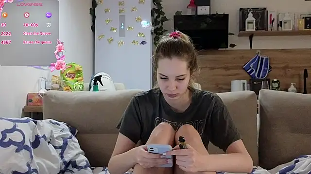 Girl alone home online show from 03.09.25