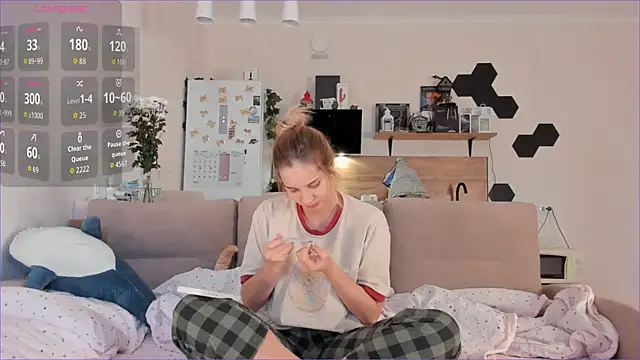 Girl alone home online show from 10.04.25