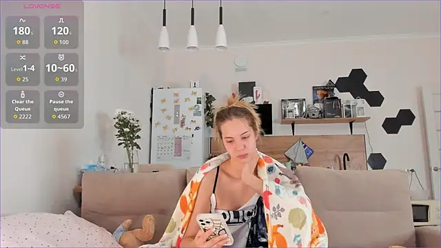 Girl alone home online show from 10.11.25