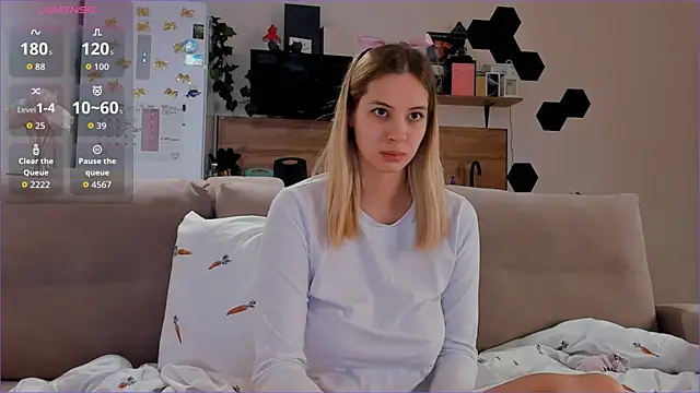 Girl alone home online show from 11.06.25