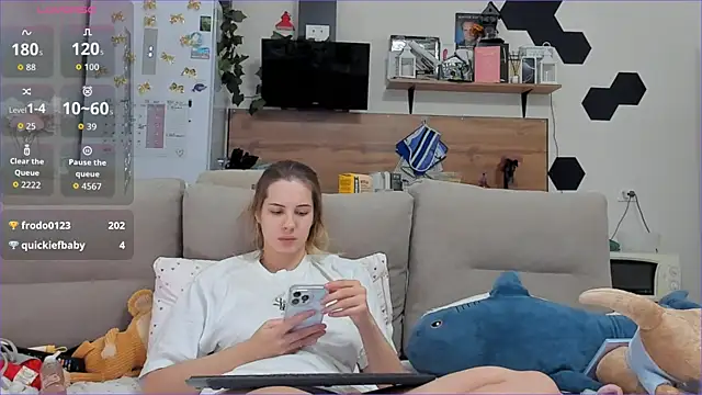 Girl alone home online show from 11.30.25